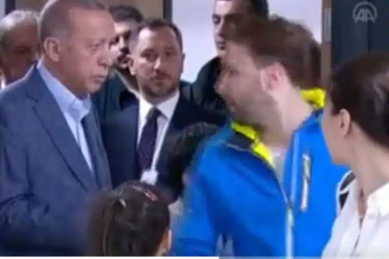 To viral video με τον Ερντογάν και ψηφοφόρο – Τι έγινε;