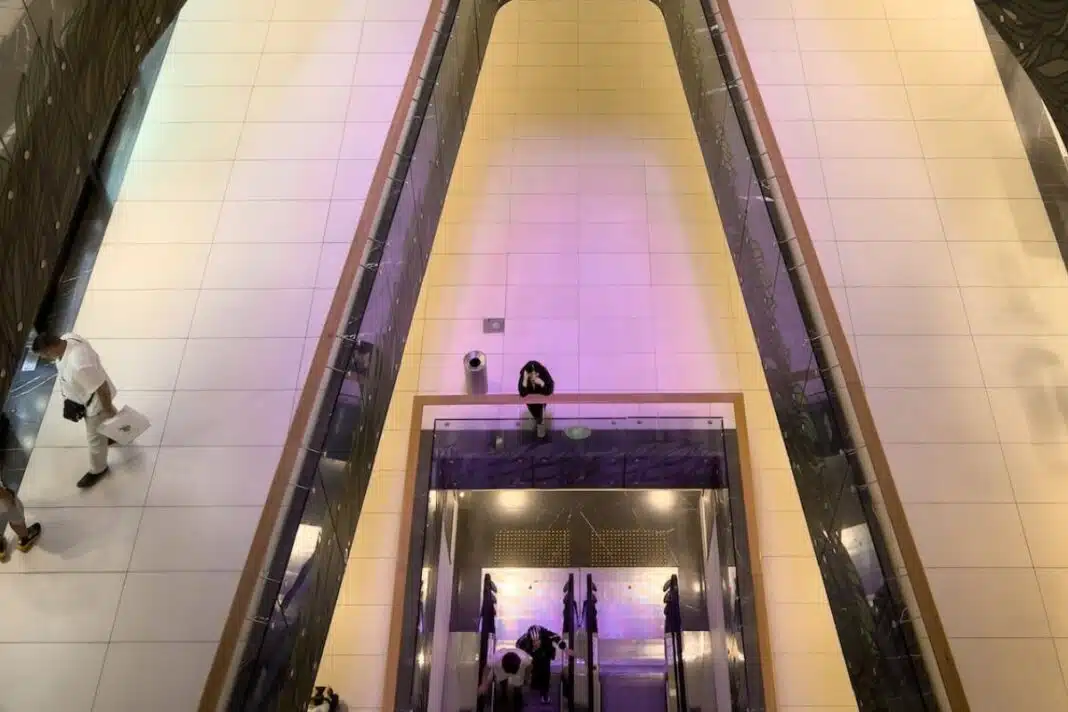 the mall godlen hall wres leitoyrgias kuriaki anoixta wres