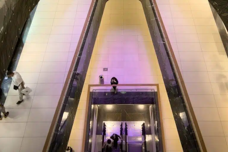 the mall godlen hall wres leitoyrgias kuriaki anoixta wres