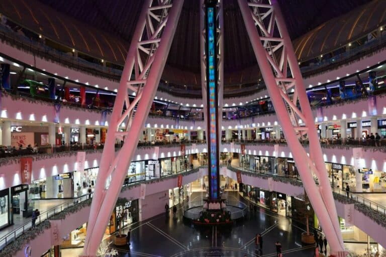 wres anoixta magazia kiriaki mall